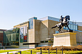 Virginia Museum of Fine Arts (VMFA) mit Denkmal "Rumors of War" in Richmond, Virginia, USA