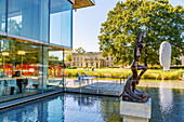 Virginia Museum of Fine Arts (VMFA) mit Blick auf die beiden Skulpturen „Chloe“ (2016) von Jaume Pensa und „Little Lady of the Sea“ (1913) von Janet Scudder in Richmond, Virginia, USA