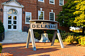 Schiffsglocke von der USS Delaware vor dem Delaware Public Archives Building (First State Heritage Park Welcome Center and Galleries) im First State Heritage Park in Dover, Kent County, Delaware, USA