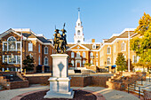 Legislativ Hall (Delaware State Capitol) mit Denkmal Bayonets of the Revolution (Liberty and Independence) im First State Heritage Park in Dover, Kent County, Delaware, USA