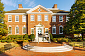 Schiffsglocke von der USS Delaware vor dem Delaware Public Archives Building (First State Heritage Park Welcome Center and Galleries) im First State Heritage Park in Dover, Kent County, Delaware, USA