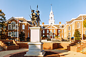 Legislativ Hall (Delaware State Capitol) mit Denkmal Bayonets of the Revolution (Liberty and Independence) im First State Heritage Park in Dover, Kent County, Delaware, USA