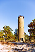 United States Army Fire Control Tower, Standing Guard (Wachturm) im Cape Henlopen State Park  in Lewes, Sussex County, Delaware, USA