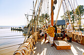 Living History auf dem Segelschiff Godspeed am James River im Freilichtmuseum Jamestown Settlement im Historic Triangle in Williamsburg, Virginia, USA