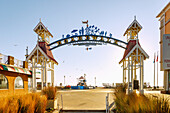 Eingangstor zum Boardwalk in Ocean City, Worcester County, Maryland, USA