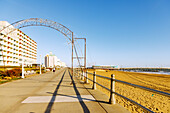 Boardwalk und Strandhotels am Strand von Virginia Beach, Princess Anne County, Virginia, USA