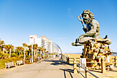 Bronzestatue King Neptune und Boardwalk am Strand von Virginia Beach, Princess Anne County, Virginia, USA