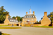  Governor&#39;s Palace at the Colonial Willliamsburg Living History Museum in Williamsburg in the American Historic Triangle, James City County, Virginia, USA 