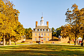  Palace Green and Governor&#39;s Palace at the Colonial Willliamsburg Living History Museum in Williamsburg in the American Historic Triangle, James City County, Virginia, USA 