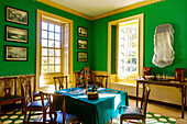  Living room in the George Wythe House (Wythe House) in the Colonial Willliamsburg Living History Museum in Williamsburg in the American Historic Triangle, James City County, Virginia, USA 
