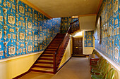  Foyer and staircase in the George Wythe House (Wythe House) in the Living History Museum Colonial Willliamsburg in Williamsburg in the American Historic Triangle, James City County, Virginia, USA 