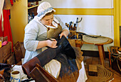 Lederhosenmacher & Schuhmacher (Lederverarbeitung und Schuhmacher) im Living History Museum Colonial Willliamsburg in Williamsburg im American Historic Triangle, James City County, Virginia, USA