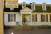 King&#39;s Arms Tavern at the Colonial Willliamsburg Living History Museum in Williamsburg in the American Historic Triangle, James City County, Virginia, USA 