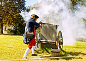  Firing the Noon Gun at the Colonial Willliamsburg Living History Museum in Williamsburg in the American Historic Triangle, James City County, Virginia, USA 