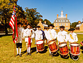 Fife & Drum March auf dem Palace Green vor dem Governor's Palace (Gouverneurspalast) im Living History Museum Colonial Willliamsburg in Williamsburg im American Historic Triangle, James City County, Virginia, USA