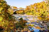 Brandywine Creek und Blick auf North Washington Street Bridge in Downtown Wilmington, New Castle County Delaware, USA