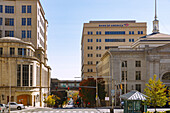 Straßenkreuzung  North King Street und East 11th Street mit Old Court House und Bank of America in Downtown Wilmington, New Castle County Delaware, USA