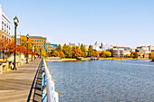 River Walk am Christina River mit Blick auf Downtown Wilmington, New Castle County Delaware, USA