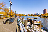 River Walk am Christina River mit Blick auf Downtown Wilmington, New Castle County Delaware, USA