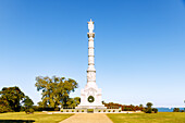  Victory Monument overlooking York River in Colonial National Historic Park in Historic Yorktown in the American Historic Triangle, York County, Virginia, USA 