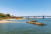  York River, Water Street Beach and Riverwalk Landing in Historic Yorktown in the American Historic Triangle, York County, Virginia, USA 