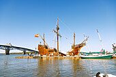  Riverwalk Landing Pier with Schooner Nao Trinidad in Historic Yorktown in the American Historic Triangle, York County, Virginia, USA 