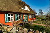 Typisches Reetdachhaus in Ahrenshoop, Mecklenburg-Vorpommern, Deutschland 