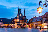Das Rathaus und der Marktplatz in Wernigerode in der Abenddämmerung, Sachsen-Anhalt, Deutschland 