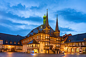 Das Rathaus und der Marktplatz in Wernigerode in der Abenddämmerung, Sachsen-Anhalt, Deutschland 
