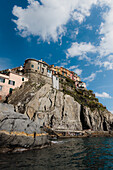 Bunte Häuser thronen auf Felsen in Manarola, Cinque Terre,  Provinz La Spezia, Ligurien, Italien