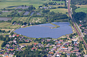 Blick auf Feld mit Solarzellen, Solaranlage, Photovoltaikanlage, Schleswig-Holstein, Deutschland