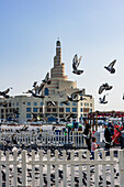Die Altstadt, Platz mit vielen Tauben vor der Spiral-Moschee des Fanar Kulturzentrums, Doha, Katar, Arabische Halbinsel, Vorderasien
