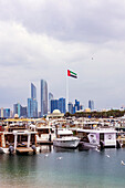 Hafen vor Skyline, Marina Village, Abu Dhabi Island, Emirat Abu Dhabi, Vereinigte Arabischen Emirate (VAE), Naher Osten, Vorderasien