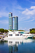 Hafen vor Wolkenkratzern, Abu Dhabi Island, Emirat Abu Dhabi, Vereinigte Arabischen Emirate (VAE), Naher Osten, Vorderasien