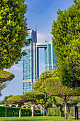 Grüner Park vor Skyline, Abu Dhabi Island, Emirat Abu Dhabi, Vereinigte Arabischen Emirate (VAE), Naher Osten, Vorderasien