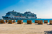 Strand und Kreuzfahrtschiff auf der Insel Sir Bani Yas, Emirat Abu Dhabi, Vereinigte Arabischen Emirate (VAE), Naher Osten, Vorderasien