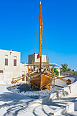 Historisches Segelboot auf Stadtplatz, Ortsteil Al Shandaga, Dubai, Vereinigte Arabische Emirate (VAE), Arabische Halbinsel, Vorderasien