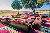 Sofas auf Teppichen in der Wüste, Hotelanlage Bab al Shams, Mugatrah, Dubai, Vereinigte Arabische Emirate (VAE), Arabische Halbinsel, Vorderasien