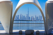 Blick von Dubai Waterfront auf die Skyline mit Wolkenkratzer Burj Khalifa, Dubai, Vereinigte Arabische Emirate (VAE), Arabische Halbinsel, Vorderasien