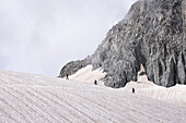 Alpinisten auf dem Grat der Aiguille du Midi, Mont-Blanc-Kette, Abstieg vom Vallee Blanche, Chamonix Mont Blanc, Haute Savoie, Frankreich
