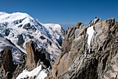Bergsteiger erklimmt Aiguille du Midi, Mont Blanc-Massiv, Chamonix, Rhone-Alpes, Frankreich, Europa