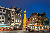 Alter Markt und Evangelische Stadtkirche St. Reinoldi  in der Abenddämmerung, Dortmund, Nordrhein-Westfalen, Deutschland, Europa