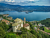 Wallfahrtskirche Madonna del Sasso mit Lago d' Orta im Hintergrund, Madonna del Sasso, Tessiner Alpen, Piemont, Italien