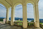 Eingangsportal der Wallfahrtskirche Madonna del Sasso mit Lago d' Orta im Hintergrund, Madonna del Sasso, Tessiner Alpen, Piemont, Italien