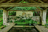 Alter vermooster Brunnen, Wallfahrtskirche Madonna del Sasso, Lago d' Orta, Tessiner Alpen, Piemont, Italien