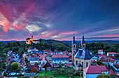 Abendstimmung über der Burg Gößweinstein und der Basilika zur Heiligsten Dreifaltigkeit, Gößweinstein, Fränkische Schweiz, Franken, Bayern, Deutschland