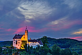 Abendstimmung über der beleuchteten Burg Gößweinstein, Gößweinstein, Fränkische Schweiz, Franken, Bayern, Deutschland