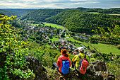 Mann und Frau beim Wandern blicken aufs Wiesenttal, nahe Muggendorf, Fränkische Schweiz, Franken, Bayern, Deutschland