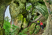 Mann und Frau wandern durch Höhle Riesenburg, Frankenweg, Wiesenttal, Fränkische Schweiz, Franken, Bayern, Deutschland