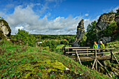 Mann und Frau wandern über Holzbrücke am Felsengarten Himmelsteuberer, Neuhaus, Aufseßer Tal, Franken, Bayern, Deutschland